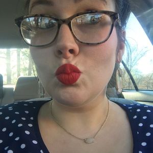 Meet your Posher, Holly